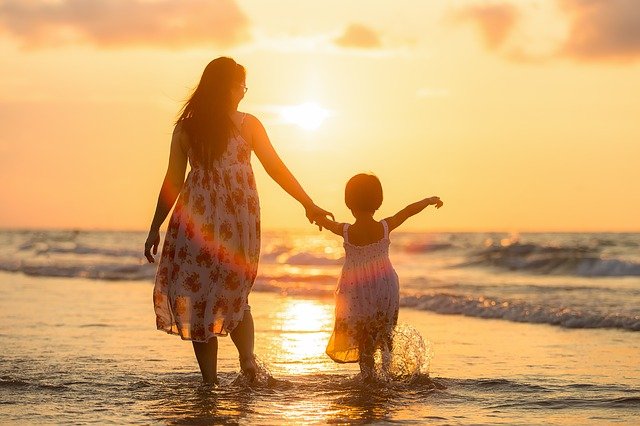 mamka s dcerkou na pláži